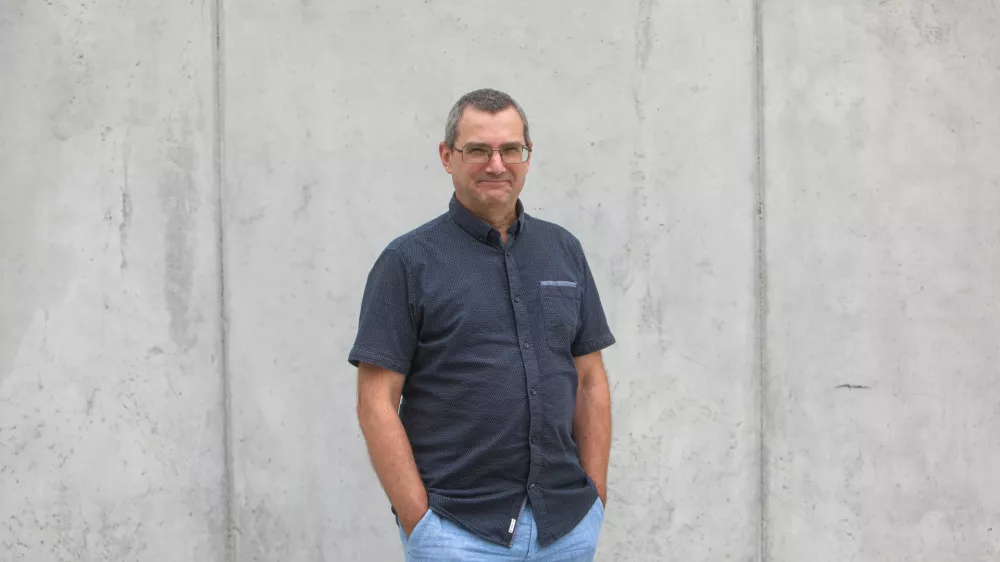 - 18.09.2023 &ndash; dr. Simon Krek, jezikoslovec,vodja Centra za jezikovne vire in tehnologije Univerze v Ljubljani in raziskovalec na Odseku za umetno inteligenco Instituta "Jožef Stefan", Dnevnikov kolumnist  //FOTO: Bojan Velikonja