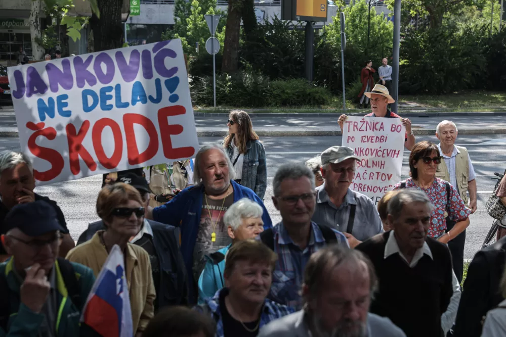 Mihael Jarc- 10.06.2025 - shod za za&scaron;čito stare Ljubljane, ki ga ob obravnavi postopka izdaje gradbenega dovoljenja za garažno hi&scaron;o pod Ljubljansko tržnico pripravlja stranka Glas za otroke in družine; pred ministrstvom za naravne vire in prostor, Dunajska cesta 48//FOTO: Jaka Gasar