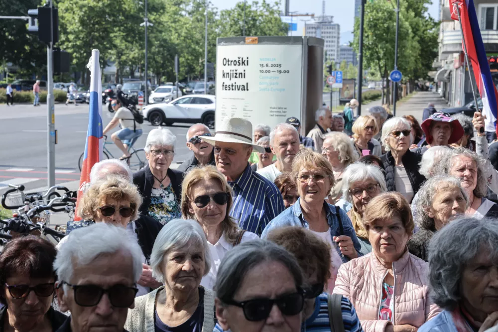 - 10.06.2025 - shod za za&scaron;čito stare Ljubljane, ki ga ob obravnavi postopka izdaje gradbenega dovoljenja za garažno hi&scaron;o pod Ljubljansko tržnico pripravlja stranka Glas za otroke in družine; pred ministrstvom za naravne vire in prostor, Dunajska cesta 48//FOTO: Jaka Gasar