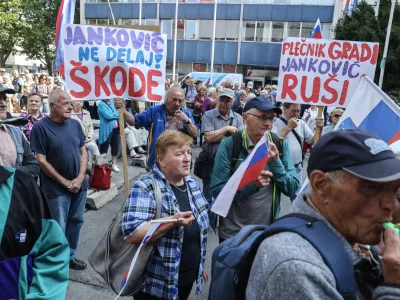- 10.06.2025 - shod za za&scaron;čito stare Ljubljane, ki ga ob obravnavi postopka izdaje gradbenega dovoljenja za garažno hi&scaron;o pod Ljubljansko tržnico pripravlja stranka Glas za otroke in družine; pred ministrstvom za naravne vire in prostor, Dunajska cesta 48//FOTO: Jaka Gasar