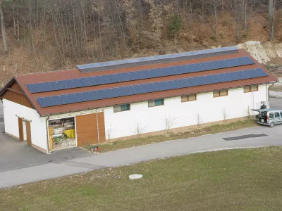 Na strehi hleva &scaron;olskega posestva je zdaj &raquo;zajetje&laquo; sončne energije.