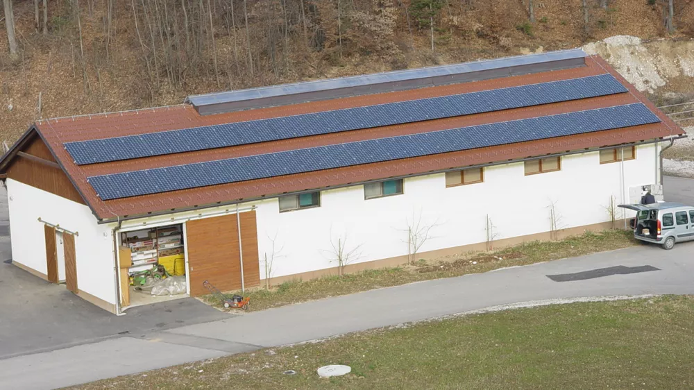 Na strehi hleva &scaron;olskega posestva je zdaj &raquo;zajetje&laquo; sončne energije.