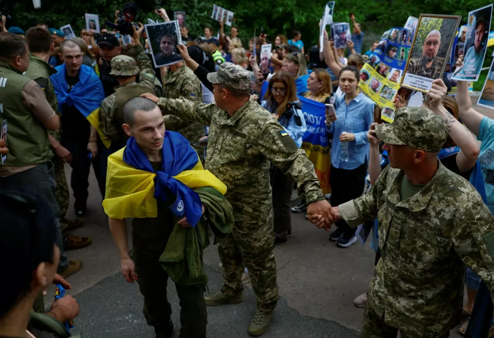 Ukrainian prisoners of war (POWs) leave a bus as they return after a swap, amid Russia's attack on Ukraine, in an undisclosed location in Ukraine, June 9, 2025. REUTERS/Valentyn Ogirenko