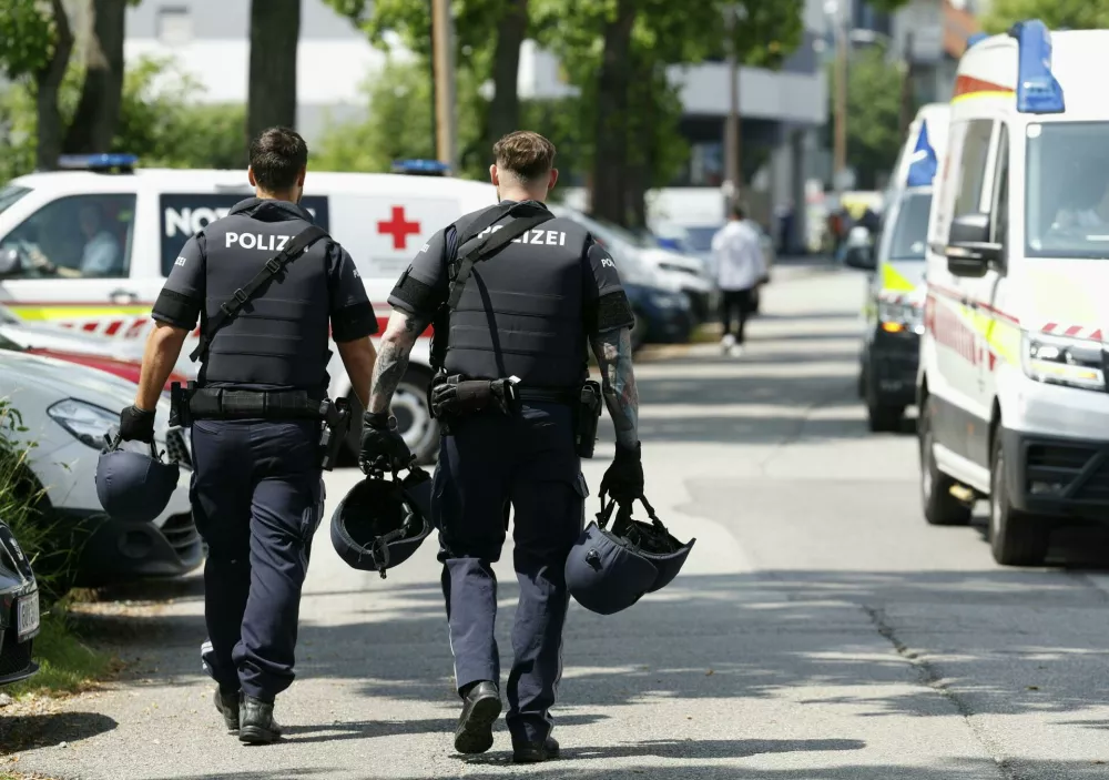 10 June 2025, Austria, Graz: Emergency services walk near the scene of a crime. A large-scale police operation has begun at a school in Dreierschuetzengasse in Graz. According to ORF, several people have been killed in the shooting at a school in Graz. The broadcaster reported this with reference to the Austrian Ministry of the Interior. Photo: Erwin Scheriau/APA/dpa