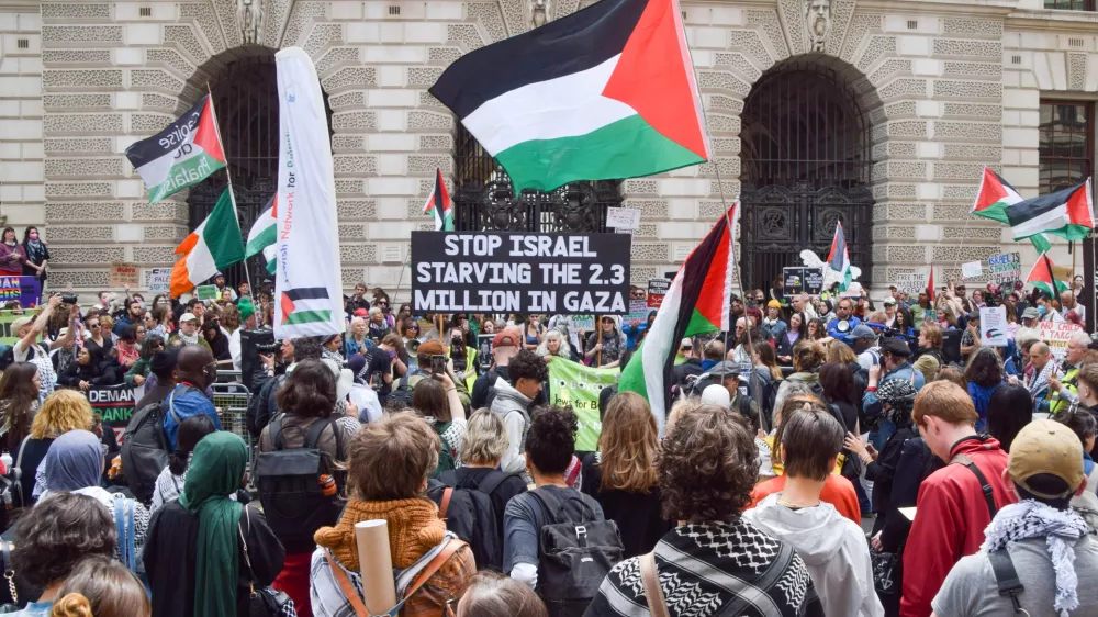 09 June 2025, United Kingdom, LondonProtesters gather in support of the Freedom Flotilla and Palestine outside the Foreign Office in Westminster. The activists, led by Greta Thunberg, were stopped by the Israeli army shortly before reaching their destination last night after days of traveling on their sailing ship "Madleen". PhotoVuk Valcic/ZUMA Press Wire/dpa