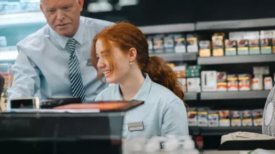 trgovina, upokojenci, delo, zaposlovanje, kader, medgeneracijsko, mentor / Foto: Jacoblund