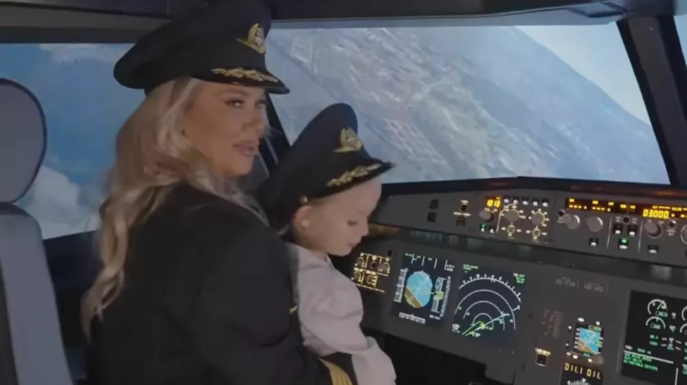 Maja &Scaron;uput s sinom Bloomom na simulatorju letenja. F instagram