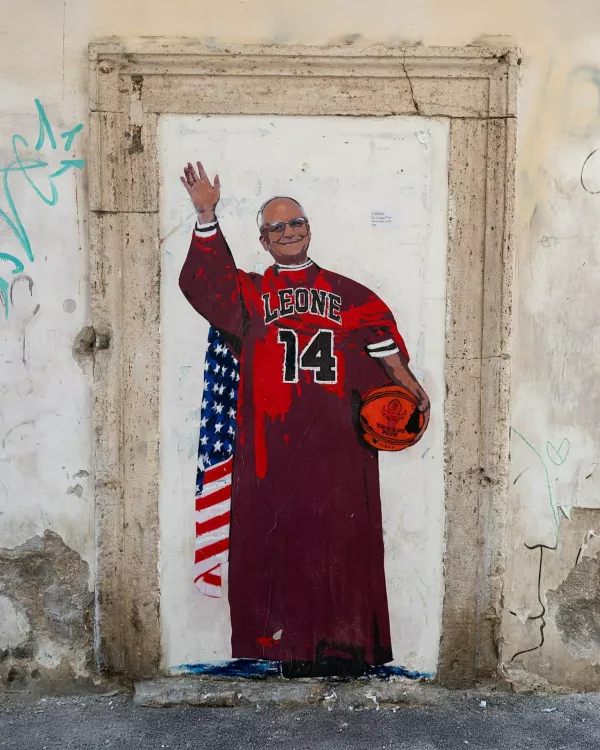 Mural papež Leona v opremi Chicago Bullsov. 