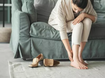 Woman taking off her high heels / Foto: Seb_ra