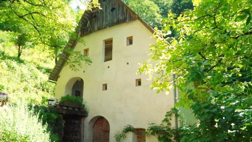 Domačija Za Lomovjem, Ravne pri Cerknem, Cirila Toplak, Obnovljene domačije, stavbna dedi&scaron;čina / Foto: Nata&scaron;a Bucik Ozebek