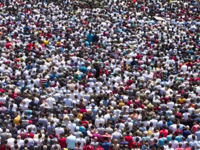 The people of Karaman are preparing to perform funeral prayers in Aktekke Square. / Foto: Feyzullah Tunc