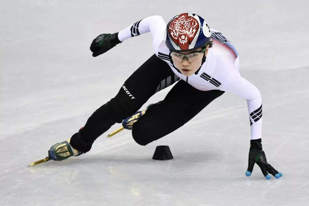South Korea's Shim Suk-hee takes part in the women's 3,000m relay short track speed skating heat event during the Pyeongchang 2018 Winter Olympic Games, at the Gangneung Ice Arena in Gangneung on February 10, 2018.,Image: 362856979, License: Rights-managed, Restrictions:, Model Release: no / Foto: Profimedia