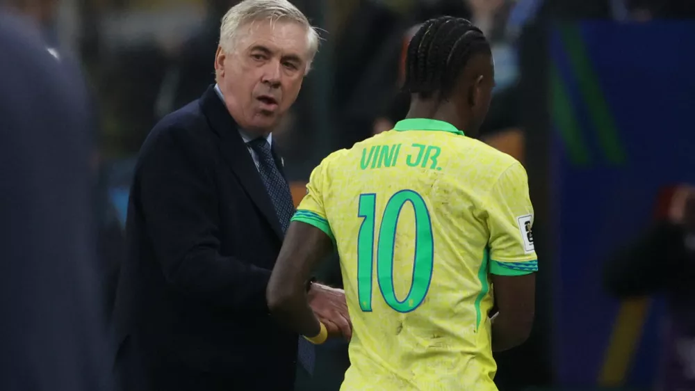 Soccer Football - World Cup - South American Qualifiers - Brazil v Paraguay - Neo Quimica Arena, Sao Paulo, Brazil - June 10, 2025 Brazil coach Carlo Ancelotti and Vinicius Junior REUTERS/Jorge Silva