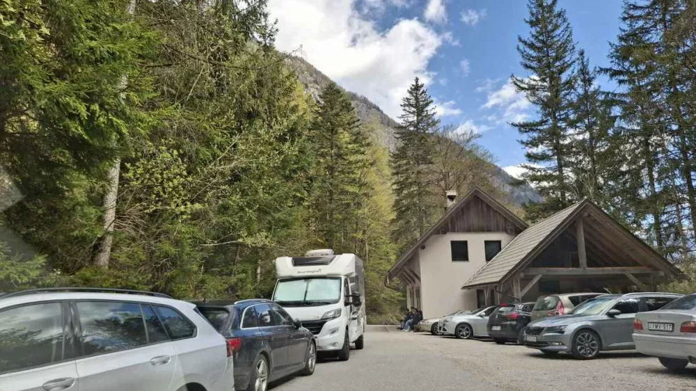 Ob slapu Peričnik prepoved parkiranja