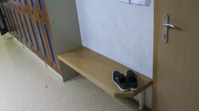 - Osnovna &scaron;ola Valentina Vodnika v Ljubljani - &scaron;olska garderoba - &scaron;olski copati - osnovno&scaron;olci - učenci - &scaron;olstvo    - 07.05.2015 - Nacionalno preverjanje znanja (NPZ) v osnovnih &scaron;olah - pisno preverjanje znanja iz maternega jezika za učence 6. in 9. razreda -    //FOTO: Jaka Gasar