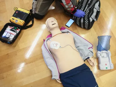 - oživljanje - simulacija dela zdravstvenega dispečerja in telefonskega vodenja skozi postopke oživljanja.- 16.10.2018 - Svetovni dan oživljanja 2018 - novinarska konferenc pod sloganom &raquo;Vsak Zemljan lahko re&scaron;i življenje&laquo; v organizaciji SloRS - Slovenski reanimacijski svet pri Slovenskem združenju za urgentno medicino in Rdeči križ Slovenije. //FOTO: Luka Cjuha.