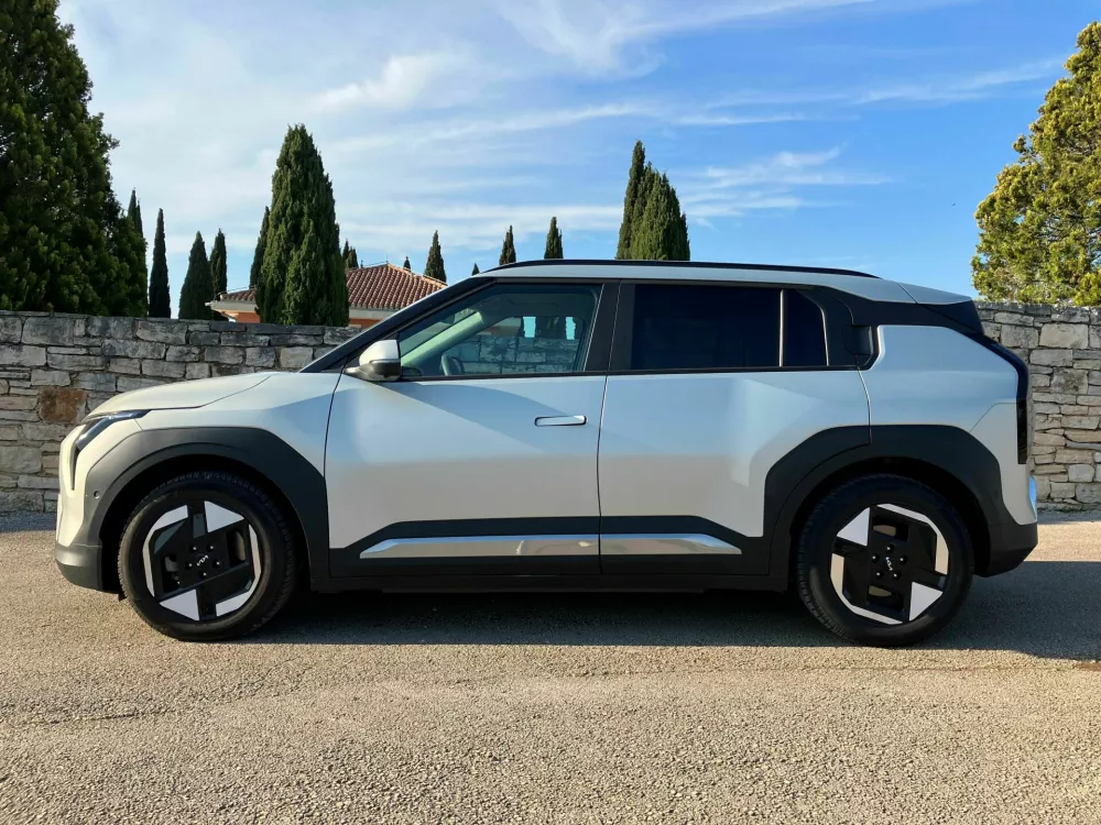 Kia EV3 EX sky: Ključ in vpra&scaron;anje za milijon evrov