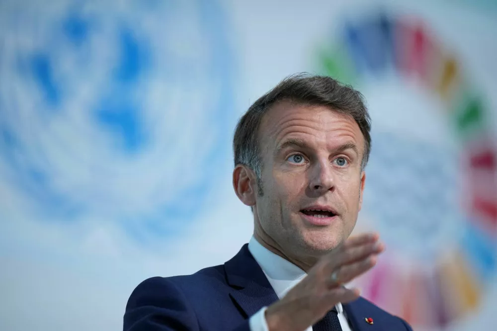 FILE PHOTO: France's President Emmanuel Macron gestures as he speaks during the presentation of the European Ocean Pact during the third United Nations Ocean Conference (UNOC3), which gathers leaders, researchers and activists to discuss how to protect marine life, in Nice, France, June 9, 2025. Laurent Cipriani/Pool via REUTERS/File Photo / Foto: Laurent Cipriani