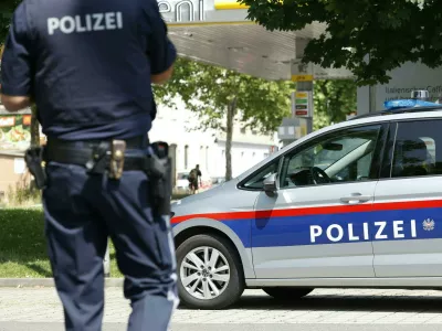 10 June 2025, Austria, Graz: Emergency services walk near the scene of a crime. A large-scale police operation has begun at a school in Dreierschuetzengasse in Graz. According to ORF, several people have been killed in the shooting at a school in Graz. The broadcaster reported this with reference to the Austrian Ministry of the Interior. Photo: Erwin Scheriau/APA/dpa