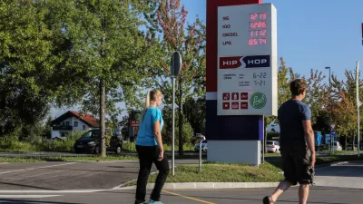 - 31.08.2016 - - Bencinski servis Petrol v Ljubljani - črpalka - gorivo - bencin, trgovine Hip Hop//FOTO: Bojan Velikonja