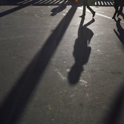 - ilustrativna fotografija - sence - ulica - cesta - //FOTO: Bojan Velikonja