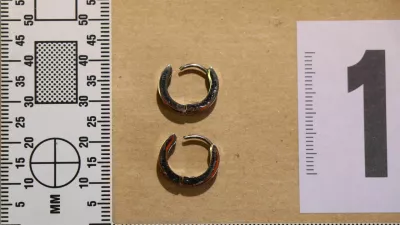 Policija s pomočjo uhanov i&scaron;če identiteto mo&scaron;kega, čigar truplo so na&scaron;li v Dravi. 