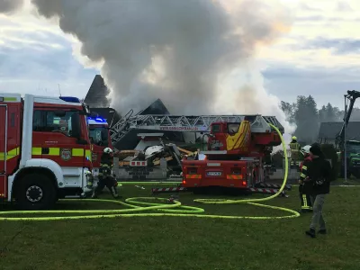 V eksploziji v Trbojah se je poru&scaron;ila stanovanjska hi&scaron;a. Po&scaron;kodovanih na srečo ni bilo. Gasilci so na kraju in gasijo požar. 