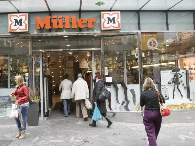 - Drogerija M&uuml;ller - Čopova ulica - kr&scaron;itve varovanja dostojanstva na delovnem mestu - trgovsko podjetje, kjer so zaposlenim pred odhodom domov pregledovali žepe in torbice//FOTO: Tomaž Skale