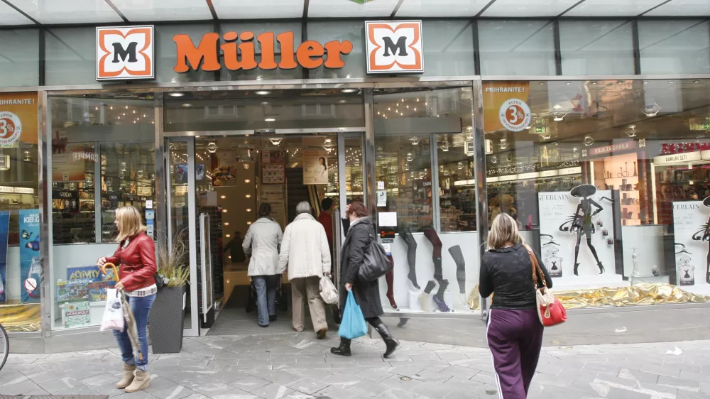 - Drogerija M&uuml;ller - Čopova ulica - kr&scaron;itve varovanja dostojanstva na delovnem mestu - trgovsko podjetje, kjer so zaposlenim pred odhodom domov pregledovali žepe in torbice//FOTO: Tomaž Skale