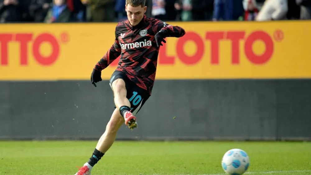 FILE PHOTO: Soccer Football - Bundesliga - Holstein Kiel v Bayer Leverkusen - Holstein-Stadion, Kiel, Germany - February 22, 2025 Bayer Leverkusen's Florian Wirtz during the warm-up before the match REUTERS/Fabian Bimmer DFL REGULATIONS PROHIBIT ANY USE OF PHOTOGRAPHS AS IMAGE SEQUENCES AND/OR QUASI-VIDEO./File Photo