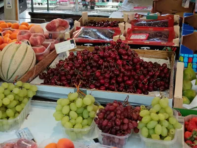 Če&scaron;nje, ljubljanska tržnica, sadje, branjevec, branjevka.