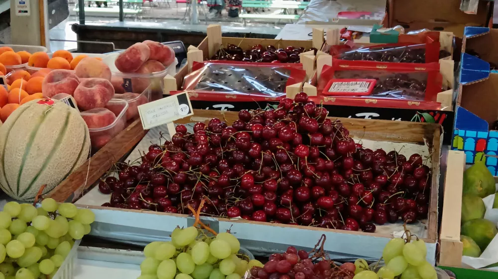 Če&scaron;nje, ljubljanska tržnica, sadje, branjevec, branjevka.