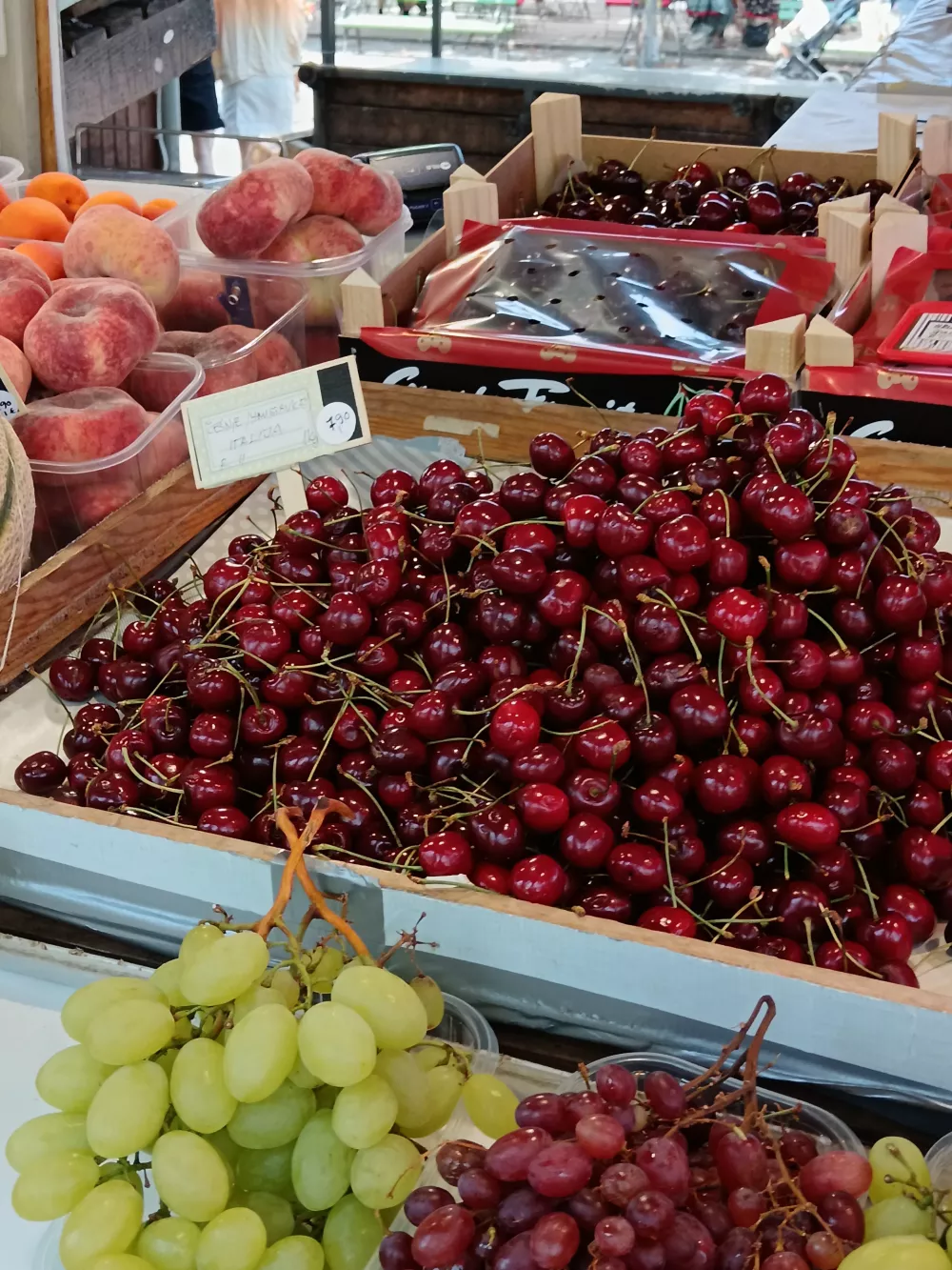 Če&scaron;nje, ljubljanska tržnica, sadje, branjevec, branjevka.