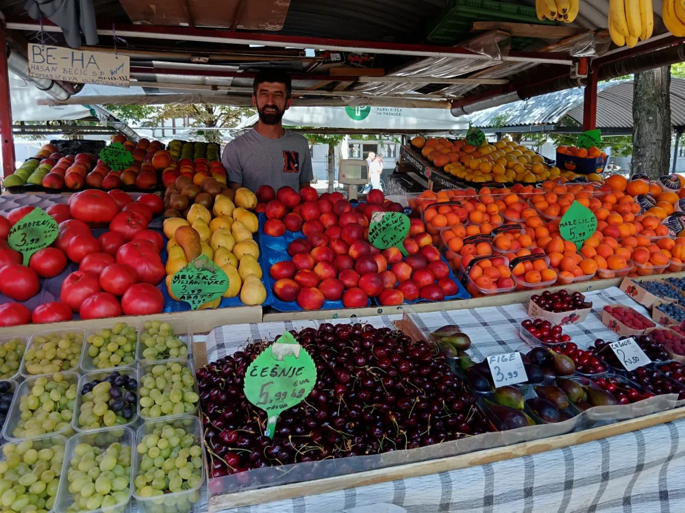 Če&scaron;nje, ljubljanska tržnica, sadje, branjevec, branjevka.