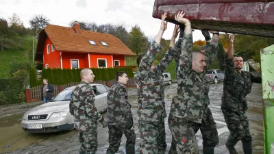 Malečnik - vojaki SV - Slovenska vojska - Poplave 2012 - prizadeta območja v občini Maribor - sanacija posledic po vodni ujmi - /FOTO: Tomaž Skale