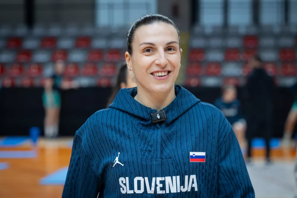 Ljubljana, dvorana Kodeljevo.Izjave za medije ob zacetku priprav slovenske zenske kosarkarske reprezentance za zadnji cikel kvalifikacij za evropsko prvenstvo leta 2025.Kosarkarska reprezentantka Teja Oblak.