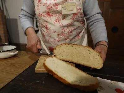  prikaz starega načina peke kruha v kru&scaron;ni peči -02.03.2024 &ndash; Dan odprtih vrat TMS - Tehni&scaron;ki muzej Slovenije, Bistra pri Vrhniki - Kruh//FOTO: Luka Cjuha