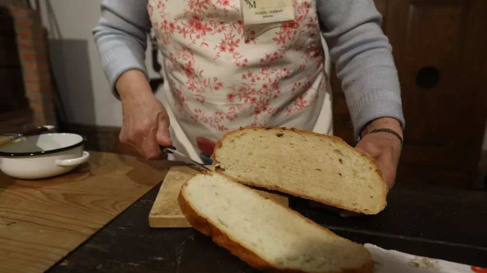  prikaz starega načina peke kruha v kru&scaron;ni peči -02.03.2024 &ndash; Dan odprtih vrat TMS - Tehni&scaron;ki muzej Slovenije, Bistra pri Vrhniki - Kruh//FOTO: Luka Cjuha