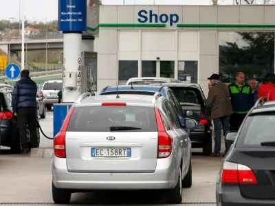 OMV bencinski servis &Scaron;kofijeGužva na črpalki, ki jo povzročajo italijanski vozniki zaradi cenej&scaron;ega goriva.//foto: Bojan Velikonja