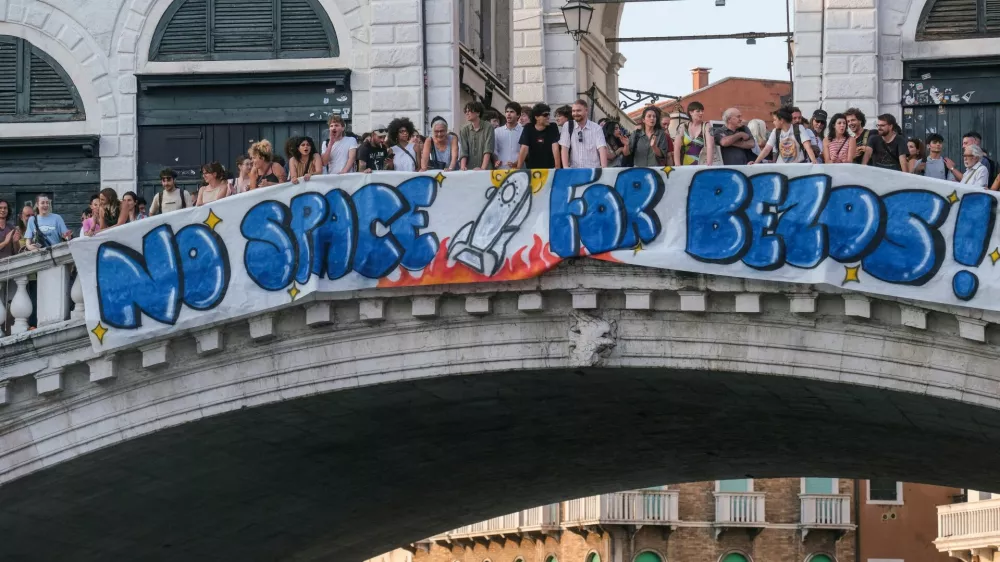 Protesters display a banner reading "No Space for Bezos!" on the Rialto Bridge during a protest against Amazon founder Jeff Bezos' upcoming wedding to Lauren Sanchez being held in Venice, Italy, June 13, 2025. REUTERS/Manuel Silvestri