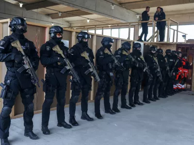 &ldquo;Imamo izredne razmere! Ostanite v učilnicah!&rdquo;