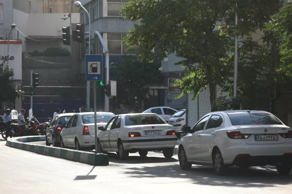 Vehicles are lined up at a gas station following the Israeli strikes on Iran, in Tehran, Iran, June 15, 2025. Majid Asgaripour/WANA (West Asia News Agency) via REUTERS  ATTENTION EDITORS - THIS PICTURE WAS PROVIDED BY A THIRD PARTY