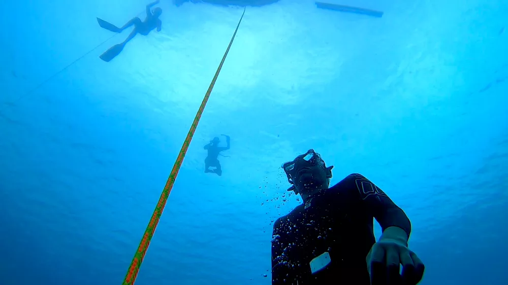 Tečaj vodi izku&scaron;ena ekipaTečaji potekajo v majhnih skupinah in trajajo &scaron;est dni. Običajno se opravita dva sklopa potopov na dan, en zjutraj in en popoldan. Vmes se izvajajo dihalne vaje, raztezne vaje in joga, vaje za izenačevanje pritiska, ki so ključne za uspe&scaron;ne potope, pa &scaron;e kak&scaron;en trening statične apneje v bližnjih zalivčkih, kjer se vadijo tudi varnostni protokoli. Tečaje vodi Tadej Černo&scaron;, dolgoletni in&scaron;truktor trener mednarodne &scaron;ole potapljanja na vdih Apnea Academy, ki jo vodi nekdanji italijanski as Umberto Pelizzari. Del stalne ekipe sta &scaron;e Tja&scaron;a Učakar, prva in&scaron;truktorica Apnea Academy v Sloveniji, in Mojca Haberman, mlada perspektivna tekmovalka v apneji.