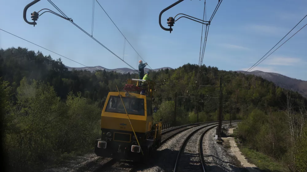 popravilo želežni&scaron;ke proge - gradnja izvlečnega tira - izvlečni tir - 20.04.2017 - Slovenske železnice (SŽ) - tovorni železni&scaron;ki promet - - infrastrukturni projekt Drugi tir - izgradnja drugega železni&scaron;kega tira med Divačo in Koprom v dolžini 27 kilometrov - železni&scaron;ka proga - železni&scaron;ki tir - železnica - //FOTO: Luka Cjuha..OPOMBA: DNEVNIKOV OBJEKTIV - REPORTAŽA 2017 -