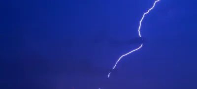 FILED - 01 August 2017, Bavaria, Munich: A strike of lightning appears over the Munich skyline in the state of Bavaria. Three climbers died after being struck by lightning while hiking in Austria's Tyrol region at the weekend. Photo: picture alliance / Peter Kneffel/dpa