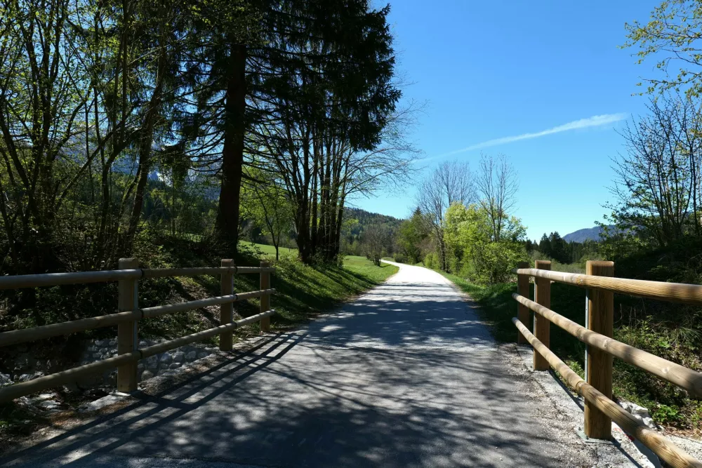 Ena najlep&scaron;ih kolesarskih poti, primernih tudi za družine, je ta, ki vodo skozi Rateče. F Bor Bernet