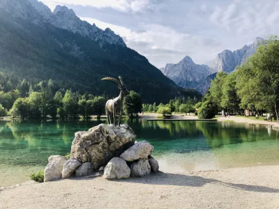 Ob jezeru Jasna vas bo pričakal bronasti kozorog in leseni fotookvir s Kosobrinom iz pripovedke o Kekcu. F Kornelija Decar