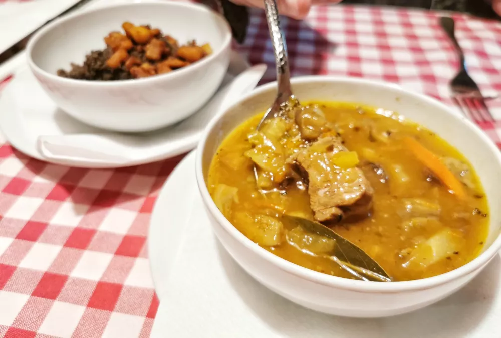 Telečja obara, Gosti&scaron;če Karavla 297