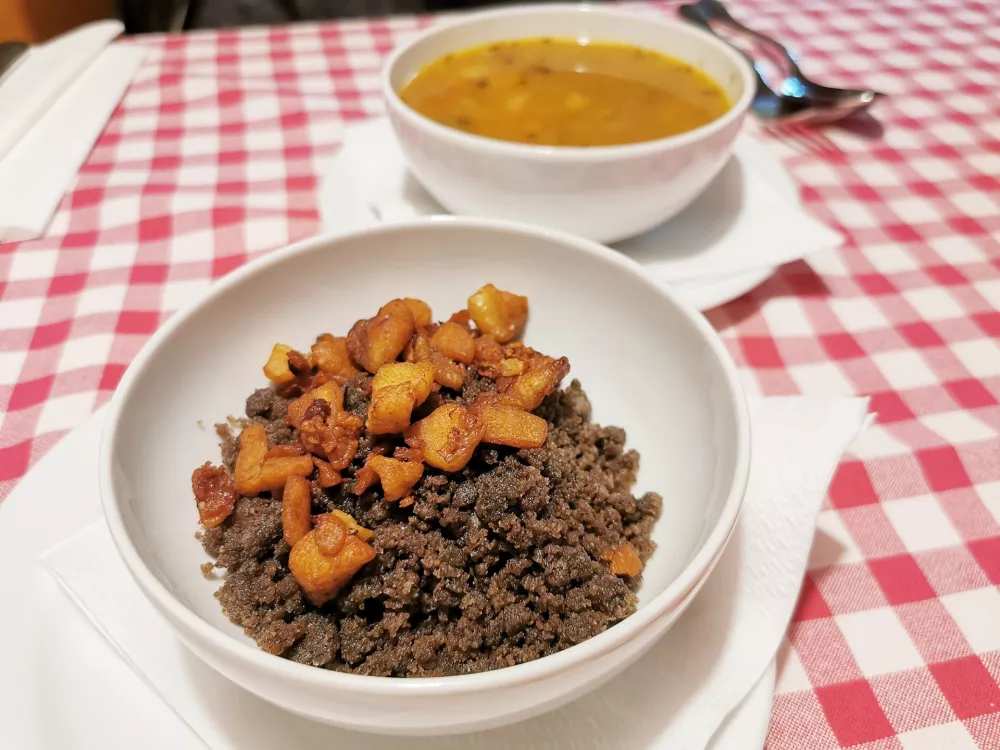 Žganci in česnova juha, Gosti&scaron;če Karavla 297