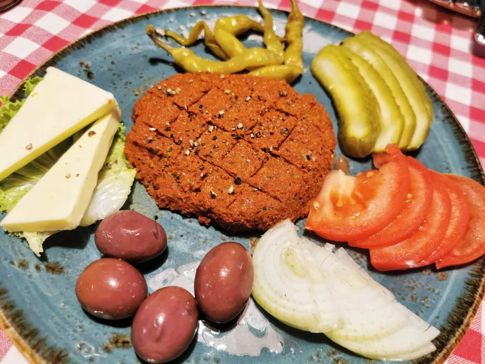 Tatarski boftek, Gosti&scaron;če Karavla 297